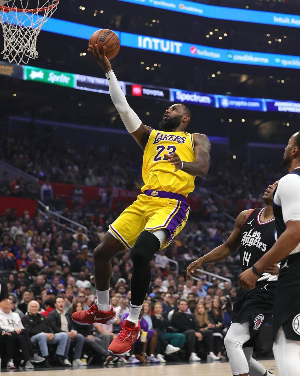 开云体育-包含詹姆斯连续十五场比赛得分超过出色防守，曼联不断突破！气势如虹延续的词条